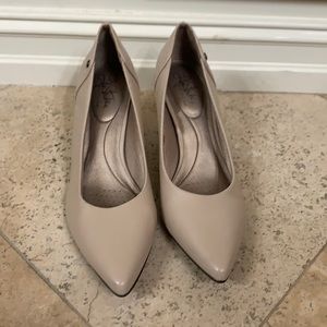 Life Stride Star. Tan Faux Leather Pointed Toe Pumps Heels Women Sz 10